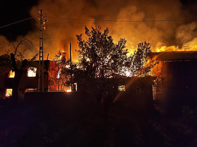 Kastamonu’da korkutan yangın 2 ev, 2 ahır ve traktör kullanılamaz hale geldi