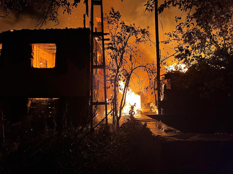 Kastamonu’da korkutan yangın 2 ev, 2 ahır ve traktör kullanılamaz hale geldi