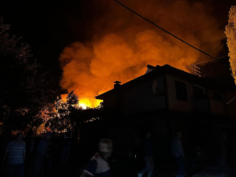 Kastamonu’da korkutan yangın 2 ev, 2 ahır ve traktör kullanılamaz hale geldi