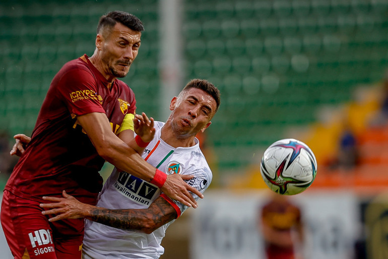 Makedon golcü ilk kez açıkladı: Fenerbahçe, Galatasaray ve Beşiktaştan teklif aldım | Sergen Hoca babaydı, Montella iyi iş çıkardı | Dzeko, Icardinin önünde