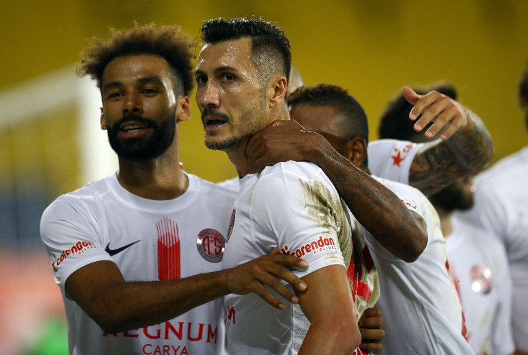 Makedon golcü ilk kez açıkladı: Fenerbahçe, Galatasaray ve Beşiktaştan teklif aldım | Sergen Hoca babaydı, Montella iyi iş çıkardı | Dzeko, Icardinin önünde