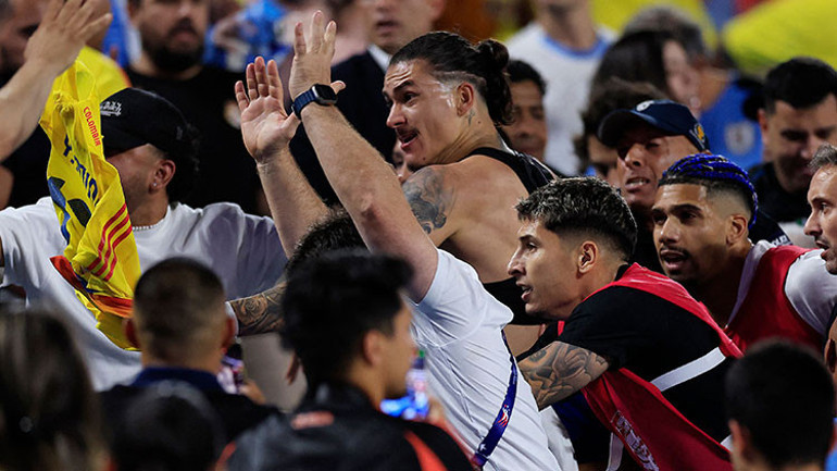 Copa America yarı finalinde son düdüğün ardından ortalık karıştı Dünyaca ünlü yıldız Darwin Nunez tribüne çıktı, yumruklar havada uçuştu...