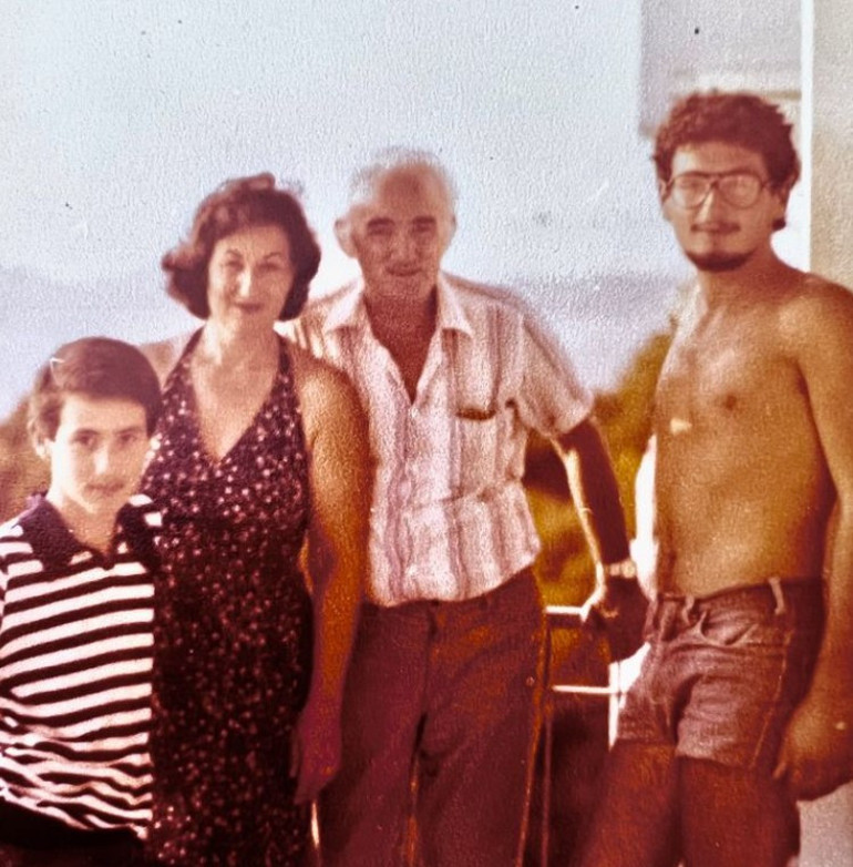 80’li çocuk... Bir elinde yarın, öbür elinde dün...