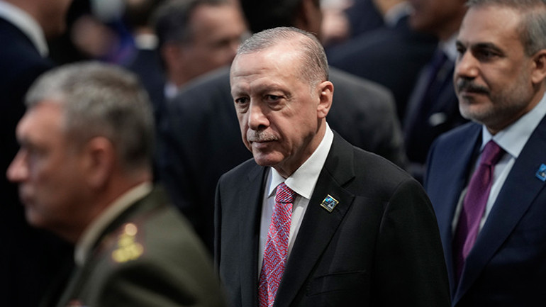 Kritik zirvede Türkiye’nin ‘muhalif sesi yankı buldu… Dünya medyasında öne çıkan başlık ‘Erdoğan NATO’ya meydan okuyor’ oldu