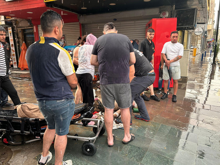 İzmirde feci olay Sağanak yağış sonrası elektrik akımına kapılan 2 kişiden acı haber