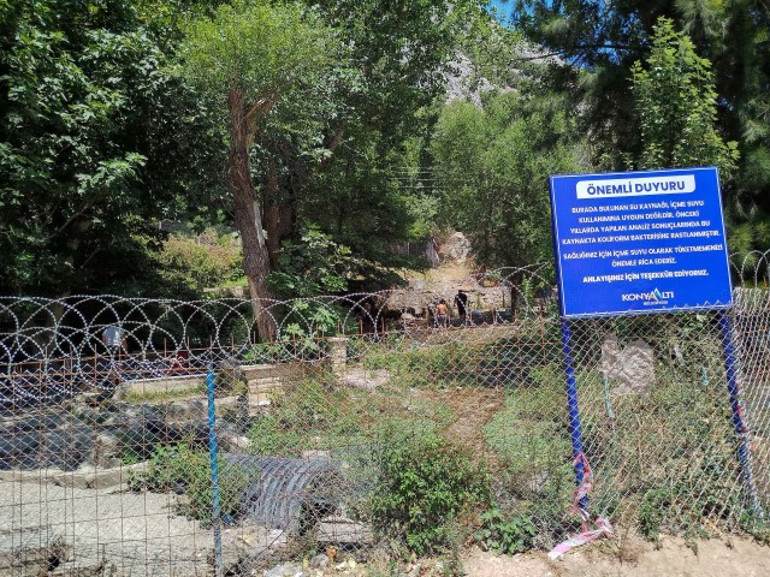 Antalyada uyarılara kulak asmadılar Bakterili kaynak suyunun çevresi kapatıldı, inanmayıp teli kestiler