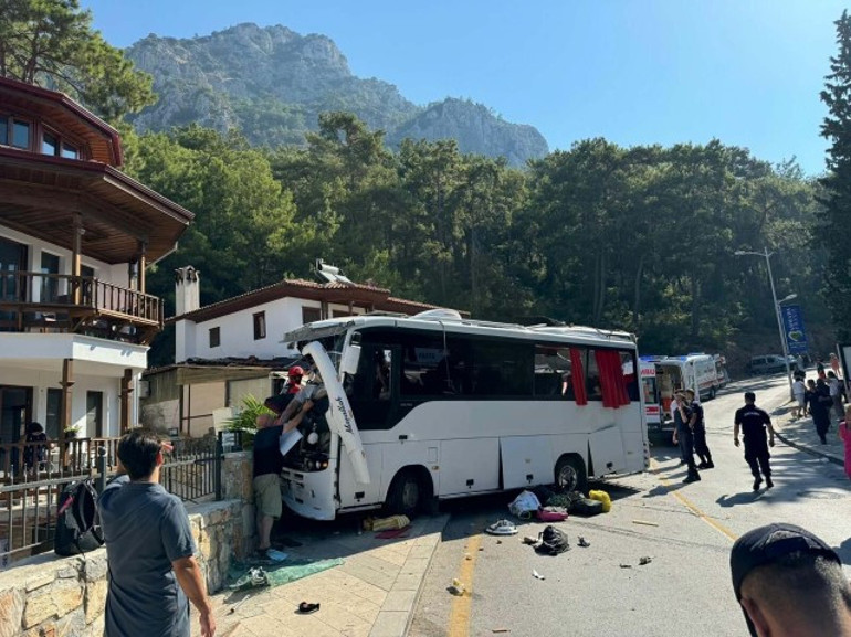 Muğla Ulada tur otobüsü iş yeri ve eve çarparak durabildi 2 can kaybı, 32 yaralı