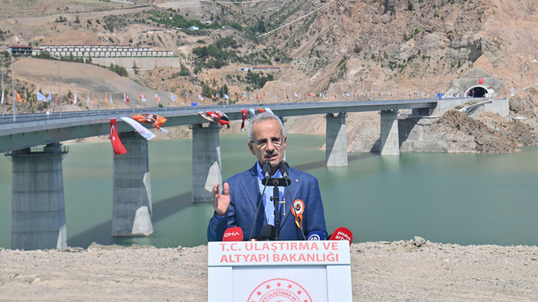 Bakan Uraloğlu Yusufeli merkez viyadüğü açılış törenine katıldı