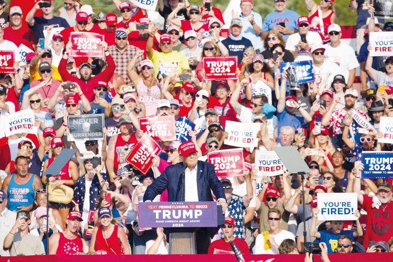 Özal parmağından Trump kulağından