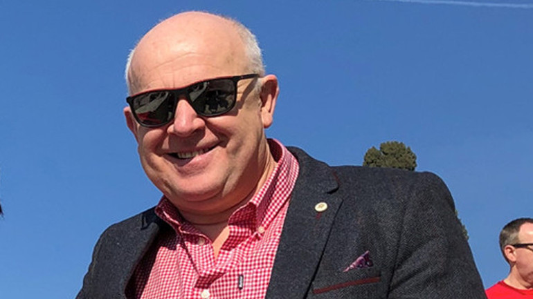 Çalışanının yüzüne öksüren patron 1.1 milyon TL tazminat ödedi... Gallerli ünlü oyuncunun babası çıktı...