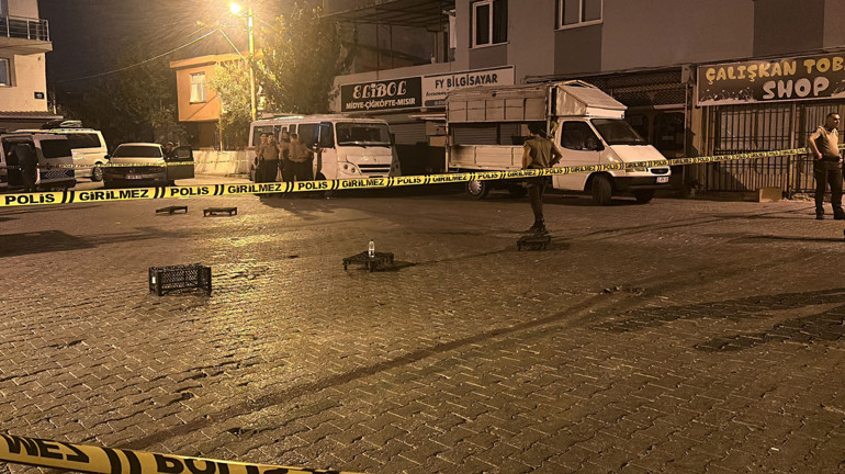 İzmirde sokakta iki grup arasındaki kavgada silahlar konuştu 4 yaralı