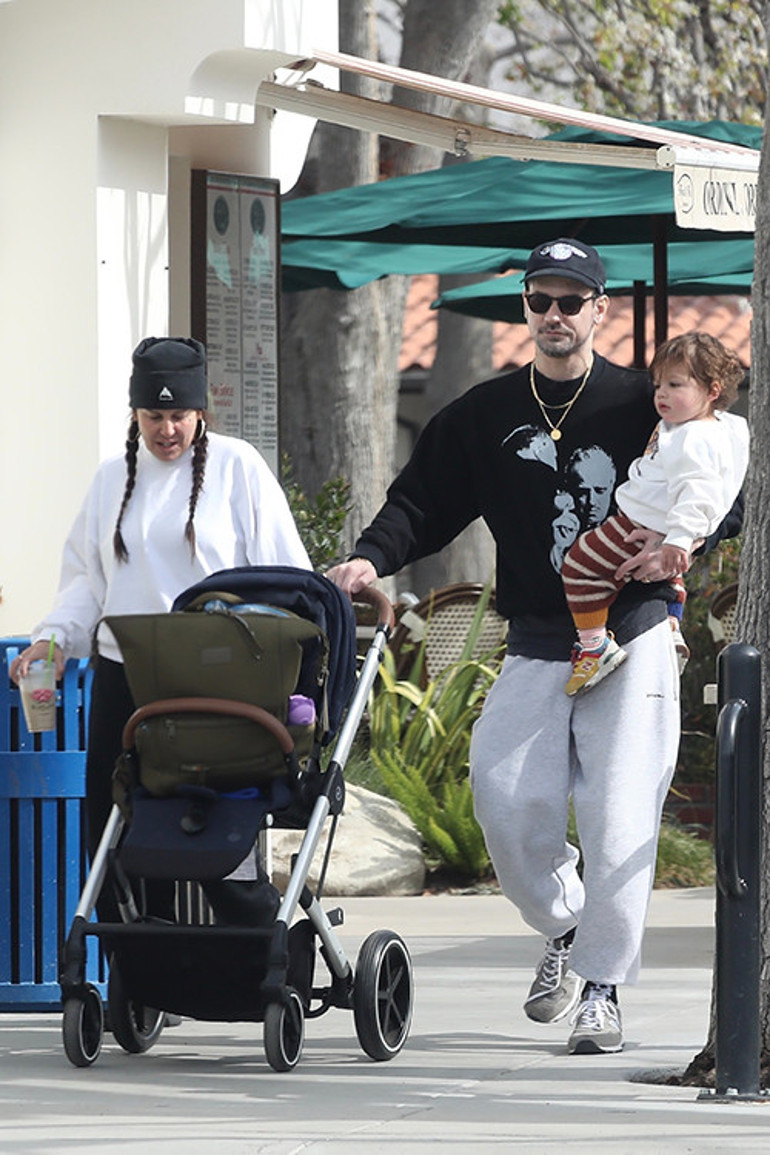 Parkta bir yaz günü aşka geldiler... Kendini sevgilisinin kollarına bıraktı