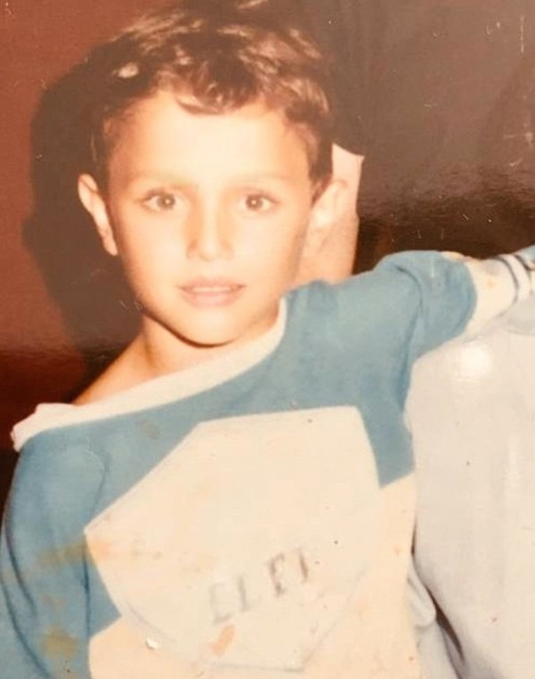 80’li çocuk... Bir elinde yarın, öbür elinde dün...