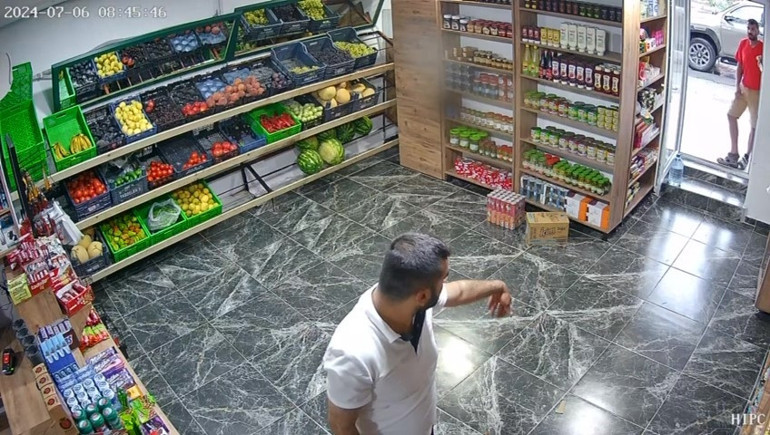 Çamur olan ayakkabısını çıkararak markete girdi Duygulandım, kendine çıkartmamasını söyledim, ısrarcı oldum