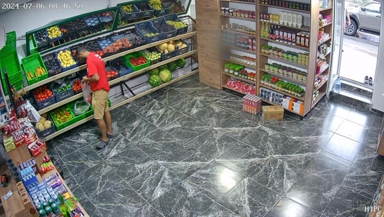 Çamur olan ayakkabısını çıkararak markete girdi Duygulandım, kendine çıkartmamasını söyledim, ısrarcı oldum