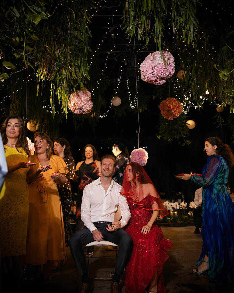 Ünlü şarkıcıdan görkemli kına gecesi Hollandalı kayınvalidem bana Atatürk altın verdi