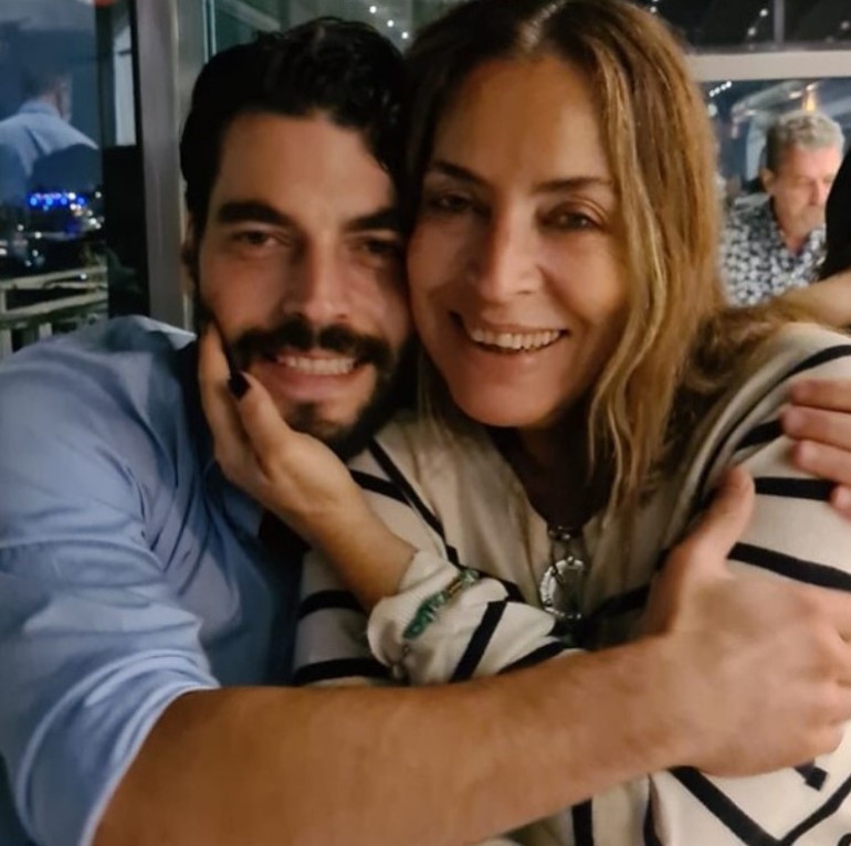 Akın Akınözünün anne acısı... Oyuncu Özlem Akınözü hayatını kaybetti