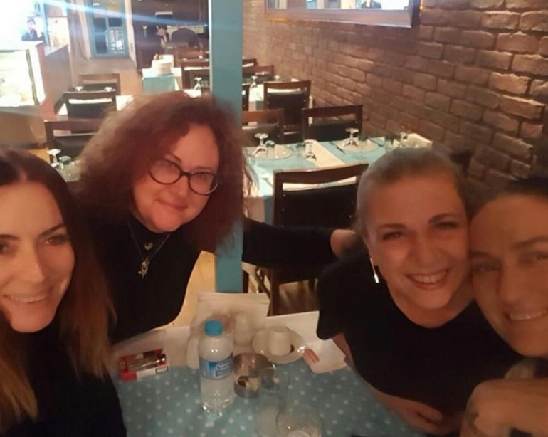 Akın Akınözünün anne acısı... Oyuncu Özlem Akınözü hayatını kaybetti