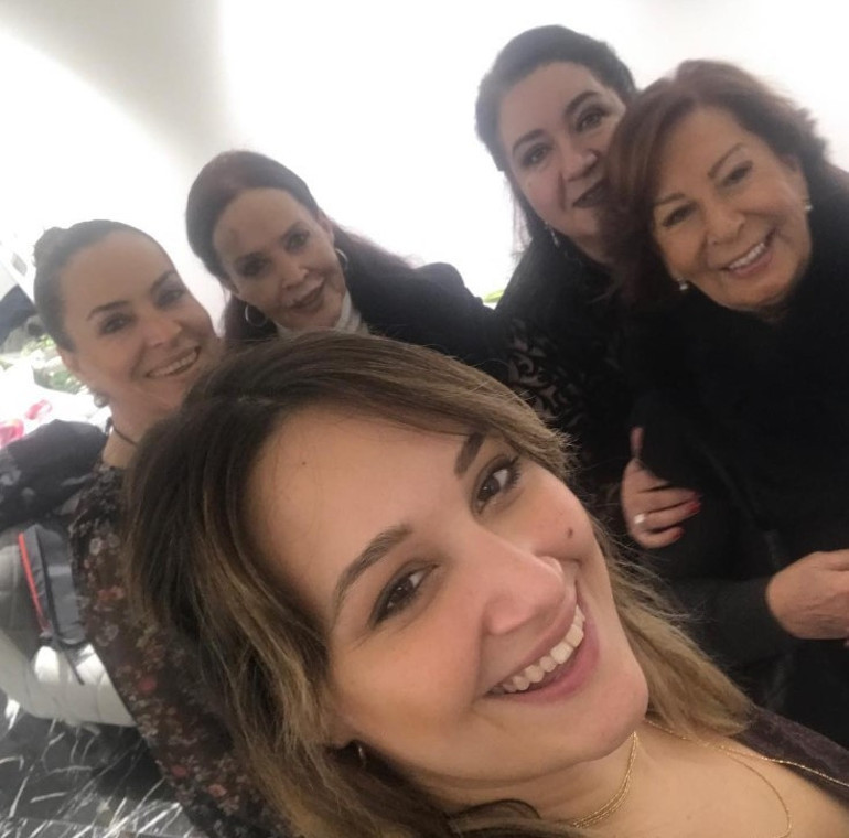 Akın Akınözünün anne acısı... Oyuncu Özlem Akınözü hayatını kaybetti