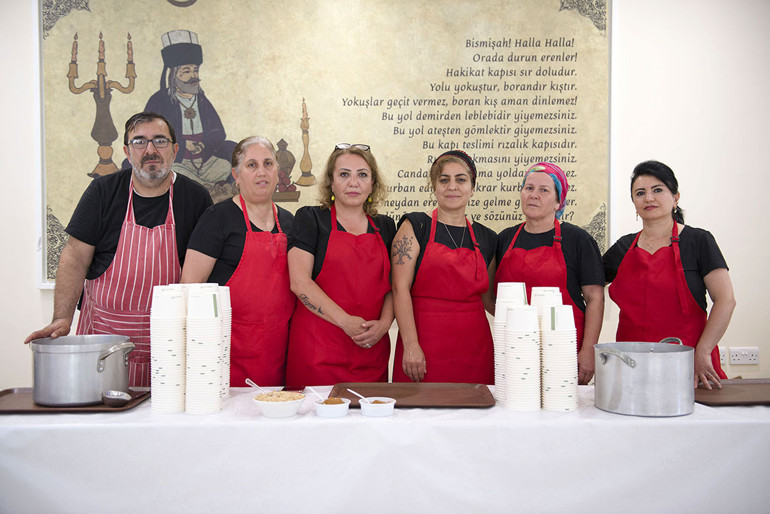 Londra’da aşure paylaşımı