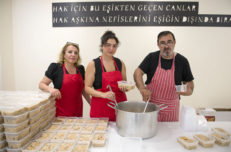Londra’da aşure paylaşımı