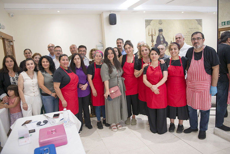 Londra’da aşure paylaşımı