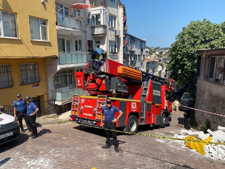 Beşiktaşta kamyon apartmana çarptı Bina tahliye edildi