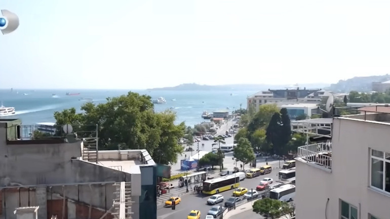 Ünlü türkücü iki ayrı evde yaşıyor Mardinde tarih kokan konak...