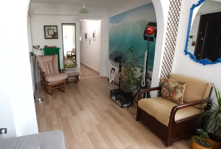 Ünlü türkücü iki ayrı evde yaşıyor Mardinde tarih kokan konak...