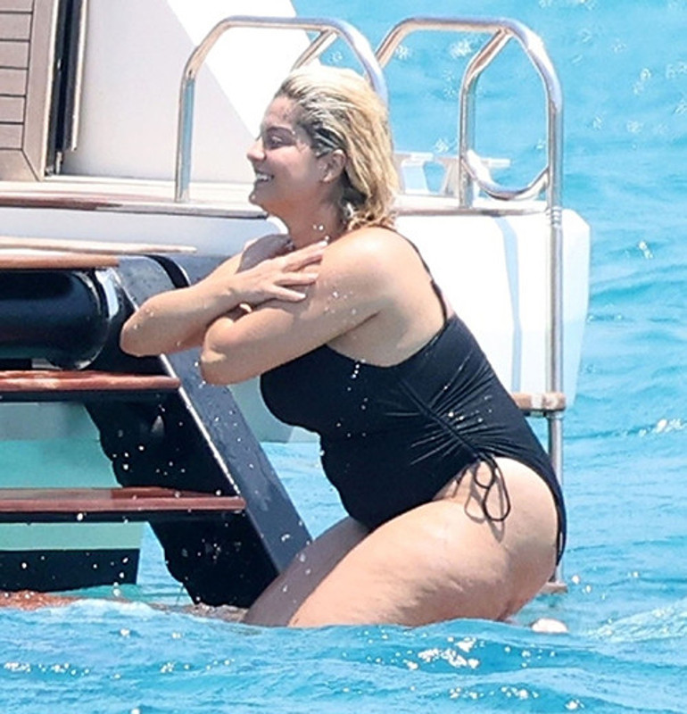 Aldığı kilolar yüzünden sevgilisinden bile ayrılmıştı:  Siyah mayolu tatil keyfi