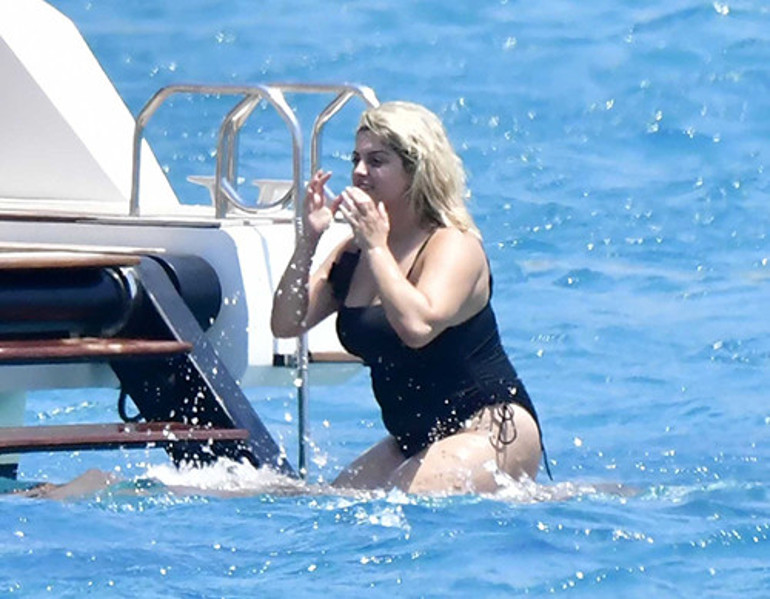 Aldığı kilolar yüzünden sevgilisinden bile ayrılmıştı:  Siyah mayolu tatil keyfi