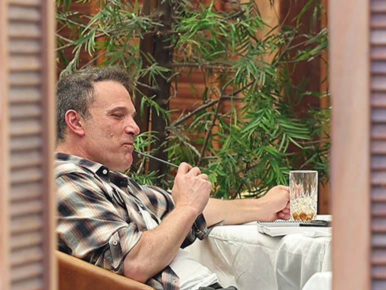 Ünlü oyuncu karısıyla evleri ayırdı... Sabahın köründe spor yapmak yok... Önüne ne çıkarsa durmadan yiyor