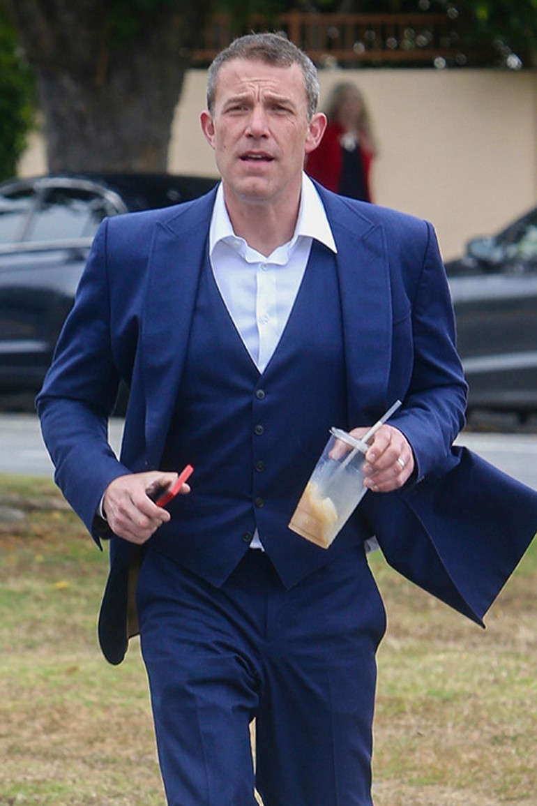 Ünlü oyuncu karısıyla evleri ayırdı... Sabahın köründe spor yapmak yok... Önüne ne çıkarsa durmadan yiyor