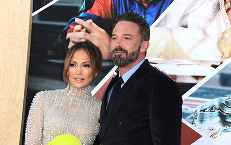 Ünlü oyuncu karısıyla evleri ayırdı... Sabahın köründe spor yapmak yok... Önüne ne çıkarsa durmadan yiyor