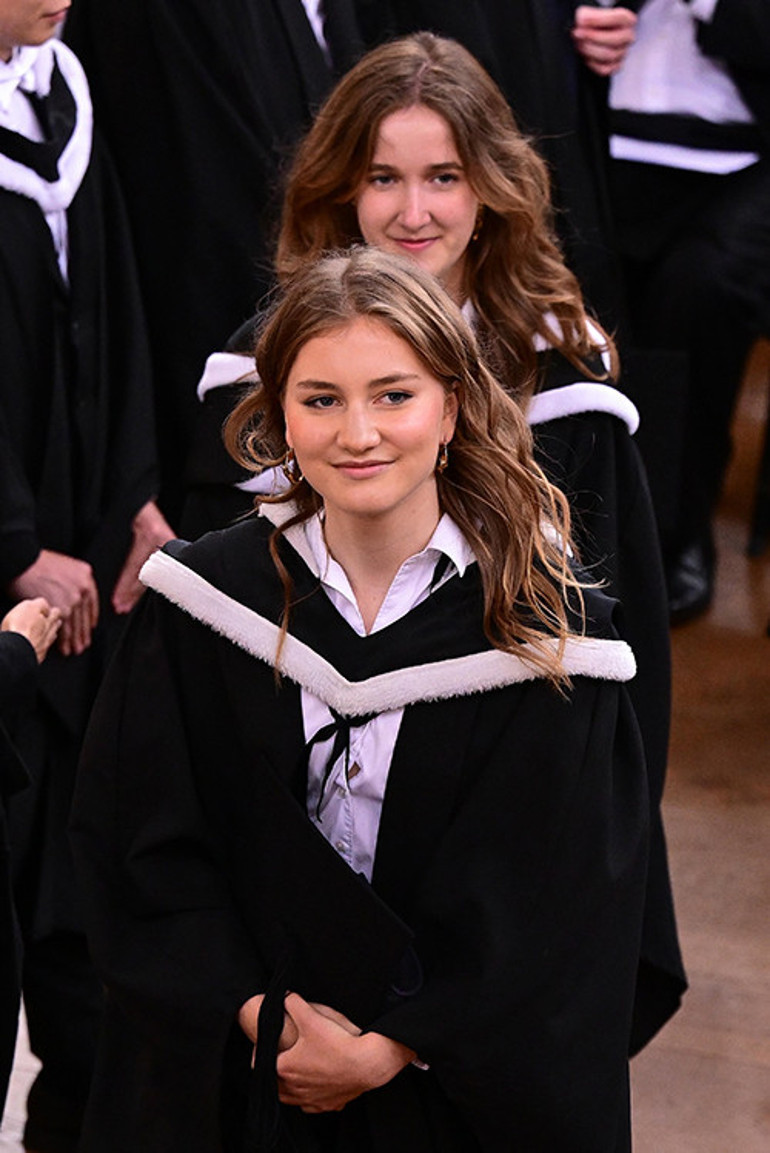 Aileden zengin ama kendi altın bileziğini de koluna taktı: Kızımız mezun oldu