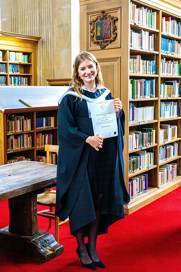 Aileden zengin ama kendi altın bileziğini de koluna taktı: Kızımız mezun oldu