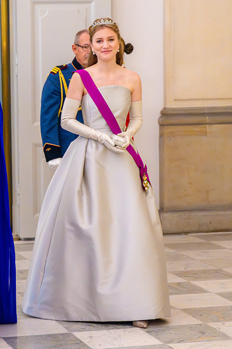 Aileden zengin ama kendi altın bileziğini de koluna taktı: Kızımız mezun oldu