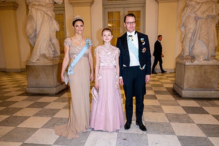 Aileden zengin ama kendi altın bileziğini de koluna taktı: Kızımız mezun oldu