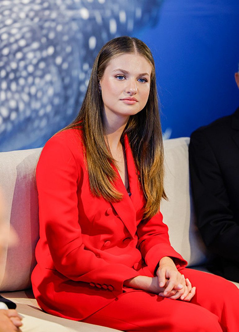 Aileden zengin ama kendi altın bileziğini de koluna taktı: Kızımız mezun oldu