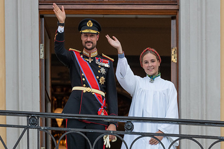 Aileden zengin ama kendi altın bileziğini de koluna taktı: Kızımız mezun oldu