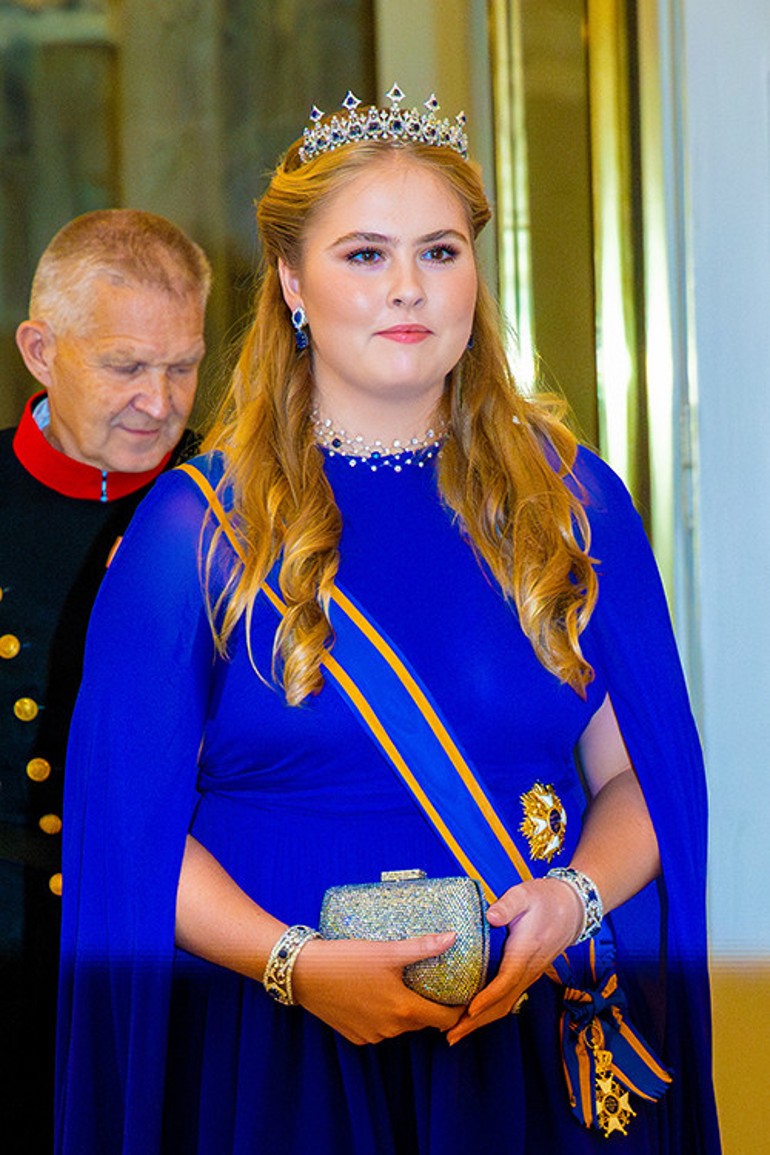 Aileden zengin ama kendi altın bileziğini de koluna taktı: Kızımız mezun oldu