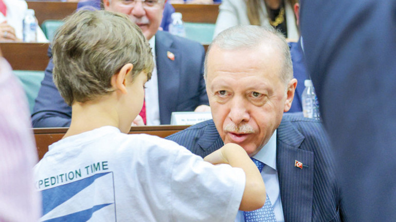 Uzatılan eli havada bırakmayız