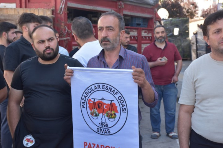 Ekmeğimizle oynuyorlar deyip market indirimlerini protesto ettiler: Bu gemi batarsa herkes zarar görür