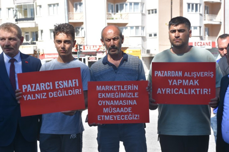 Ekmeğimizle oynuyorlar deyip market indirimlerini protesto ettiler: Bu gemi batarsa herkes zarar görür