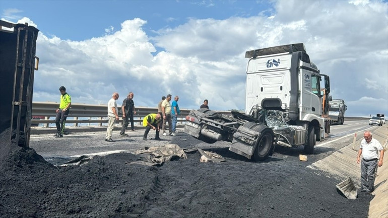 Kömür yüklü TIR devrildi, yolun İstanbul istikameti kapandı