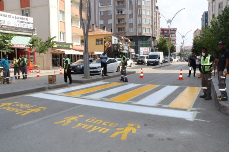 Kürtçe trafik uyarılarının üzerine Türkiye Türktür, Türk kalacak yazısı yazdılar