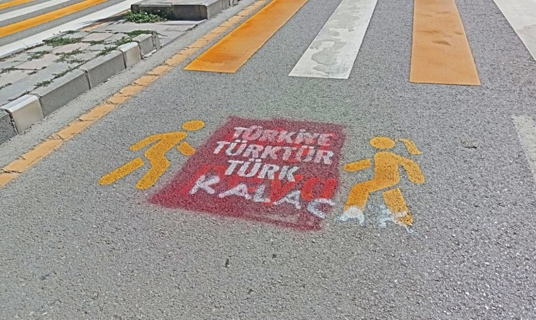 Kürtçe trafik uyarılarının üzerine Türkiye Türktür, Türk kalacak yazısı yazdılar