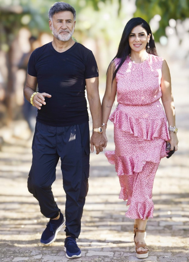 23 yıllık eşi aşkını koluna kazıttı