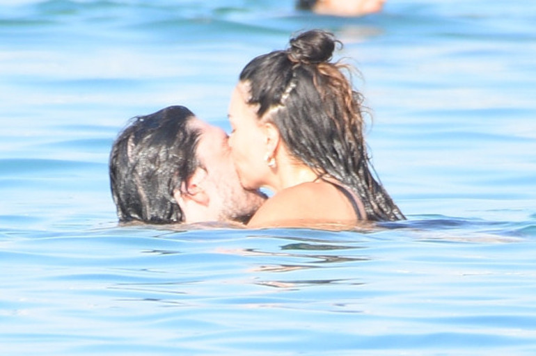 Denizde aşka geldiler... Romantik ikili