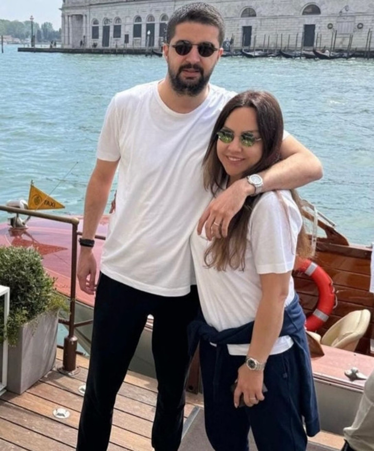 Denizde aşka geldiler... Romantik ikili